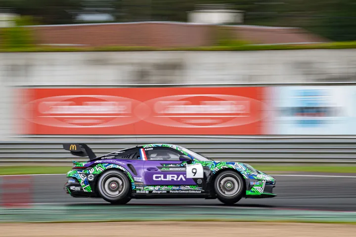 Rik Koen in zijn Porsche in het 2022-seizoen van de Porsche Carrera Cup Benelux.