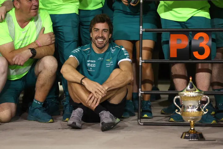 <i>In de openingsrace van 2023 wist Alonso terug te keren op het podium.</i>