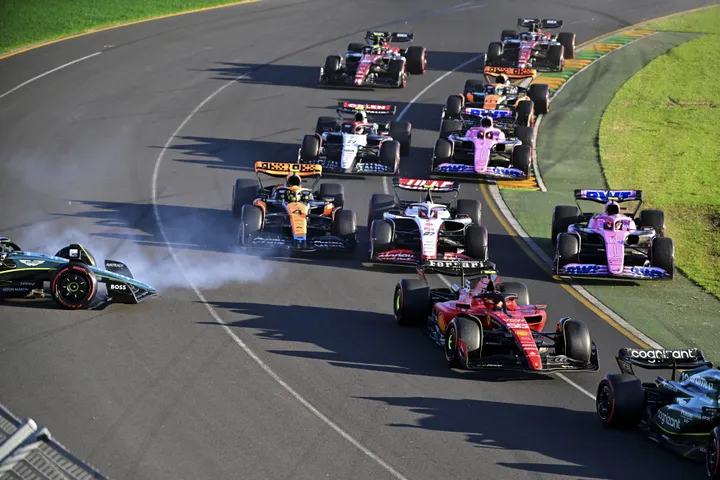 <i>De spin van Fernando Alonso was nog maar het begin van de chaos bij de tweede herstart. (Foto: ProShots)</i>
