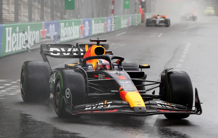 <i>Regen of niet, Max Verstappen was heer en meester in Monaco.&nbsp;</i>