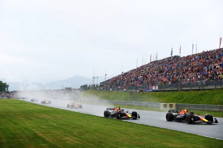 <i>Verstappen overleeft een ritje door het gras.</i>