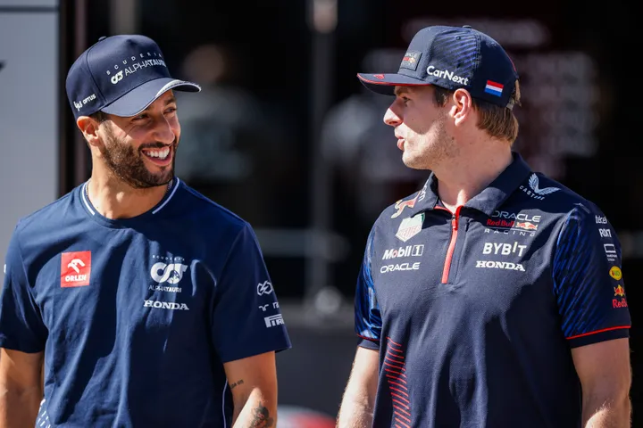 Ricciardo en Verstappen in gesprek tijdens Grand Prix-weekend van de Verenigde Staten 2023.