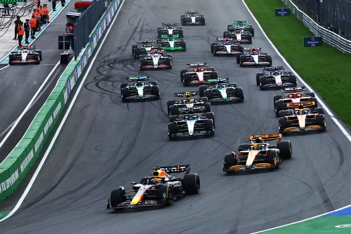 <i>Verstappen was Norris bij de start te snel af.</i>