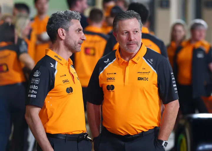andrea-stella-zak-brown-mclaren-abudhabi-vrijdag