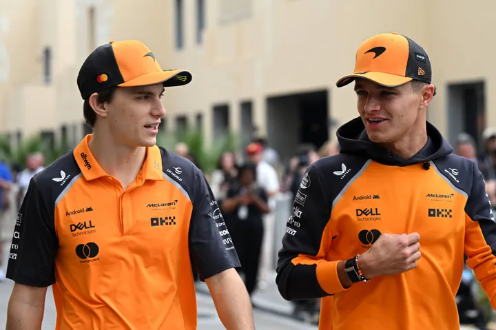 oscar-piastri-lando-norris-mclaren-abudhabi-vrijdag