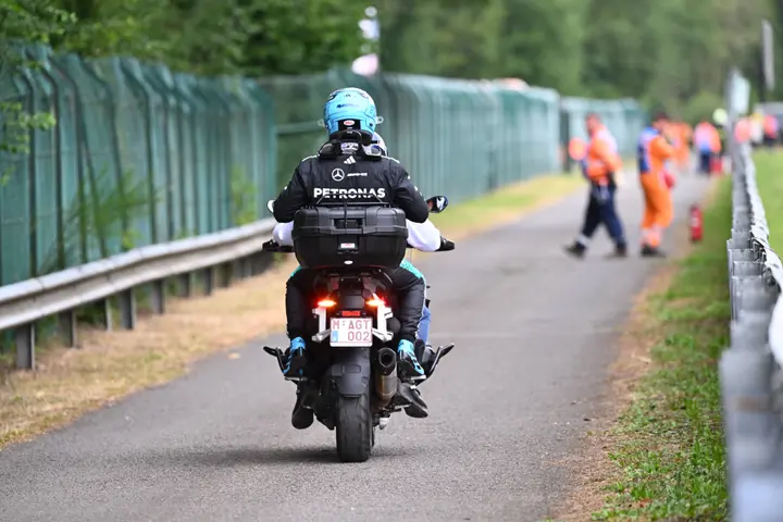 george-russell-mercedes-gp-belgie-2026-zondag-dnf-scooter