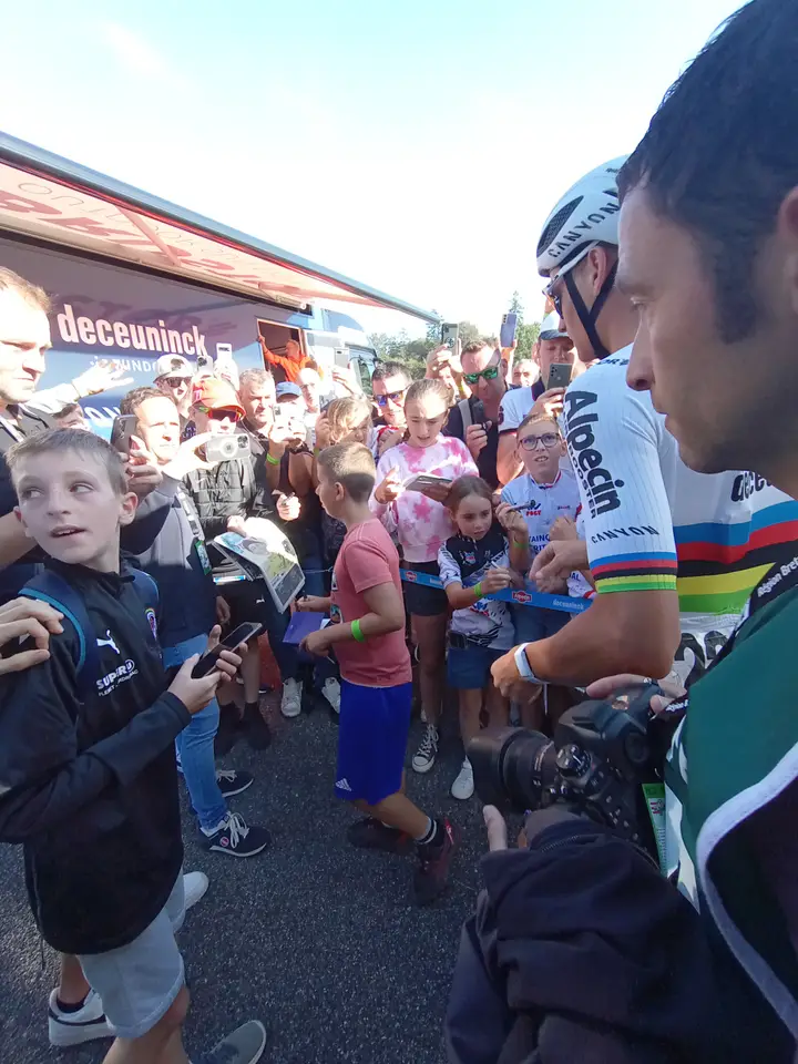 It's a madhouse around Van der Poel in Bretagne