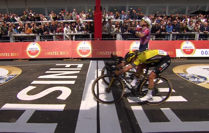Wiebes celebrated too early in the Amstel Gold Race...