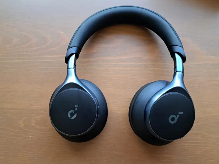De Soundcore Space One, uitgeklapt op tafel