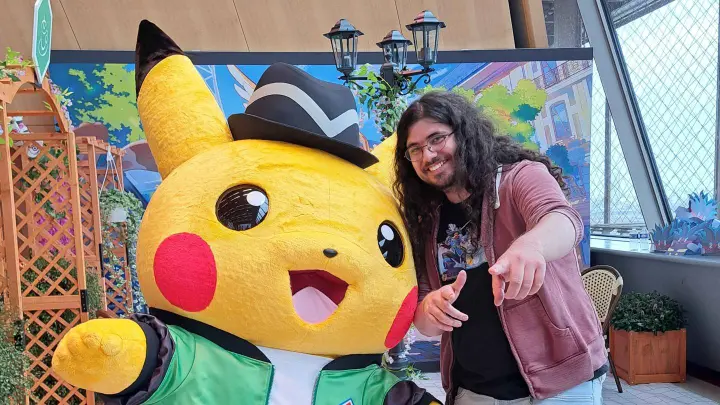 Eiffeltoren op de foto met Pikachu liggend