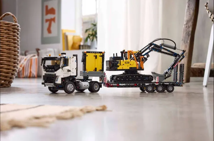 Volvo FMX truck &amp; EC230 elektrische graafmachine